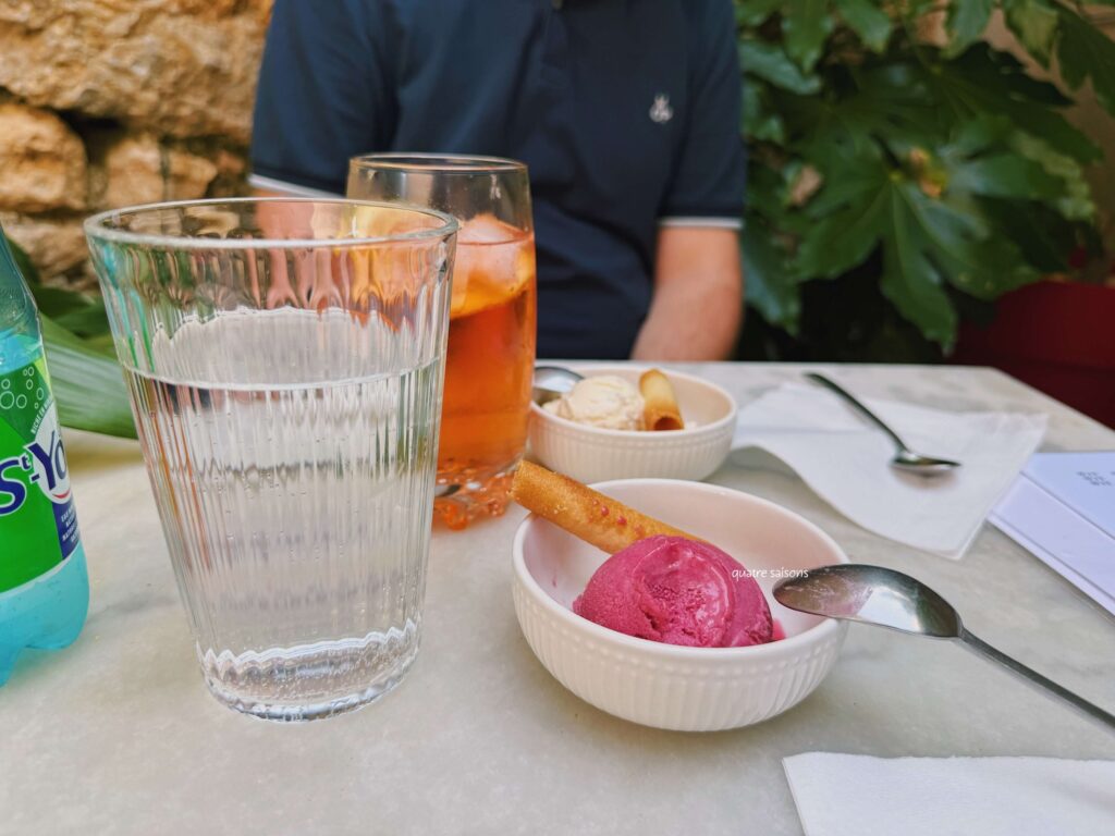 南フランスの美しい村、リュッサンでカフェ利用したホテル、Les Buis de Lussan