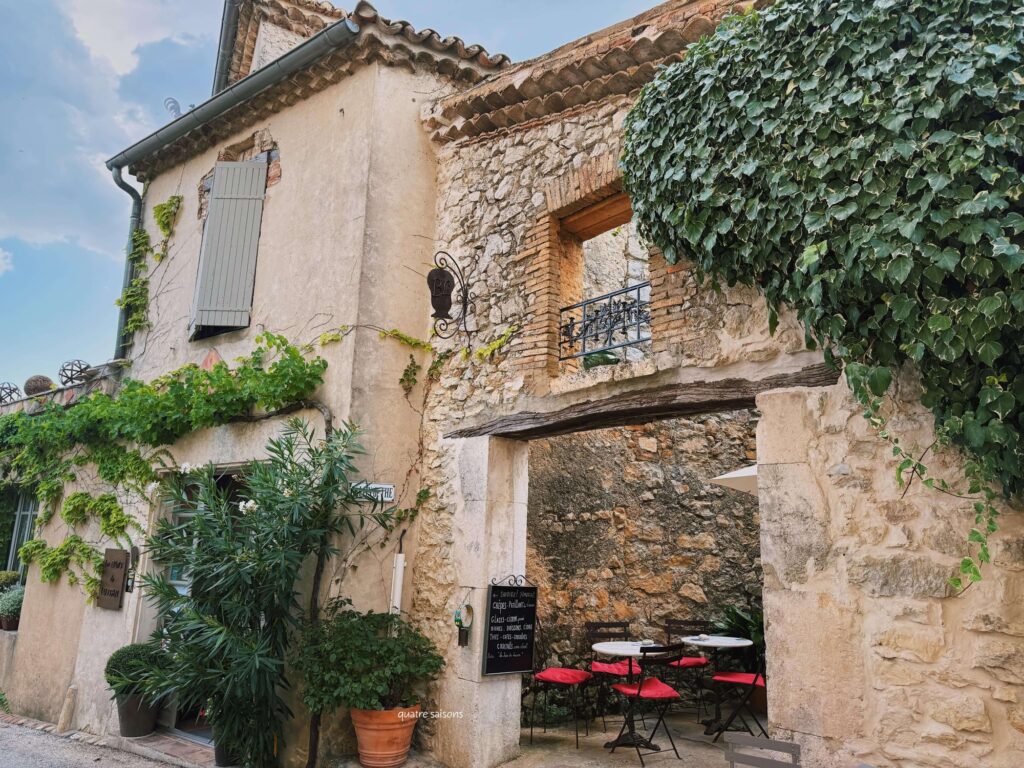 南フランスの美しい村、リュッサンでカフェ利用したホテル、Les Buis de Lussan