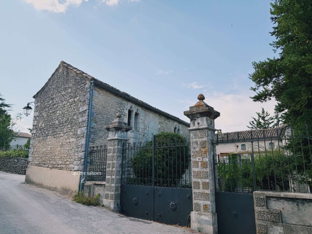 南フランスの村、リュッサンの城塞礼拝堂（Chapelle Castrale）