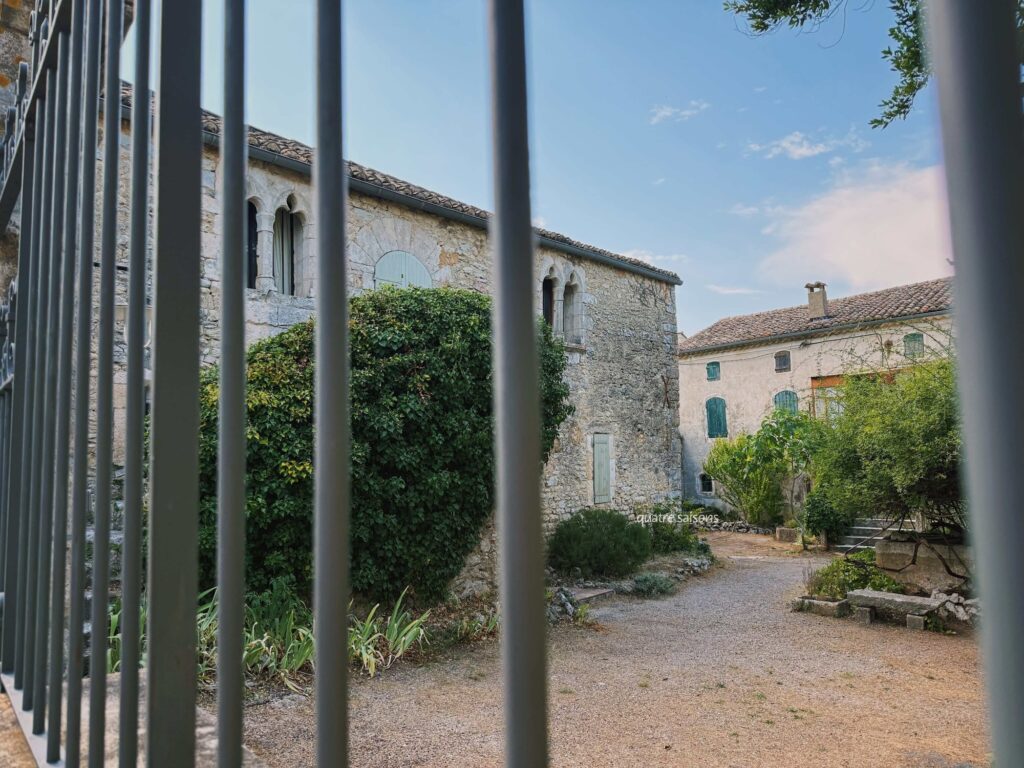 南フランスの村、リュッサンの城塞礼拝堂（Chapelle Castrale）