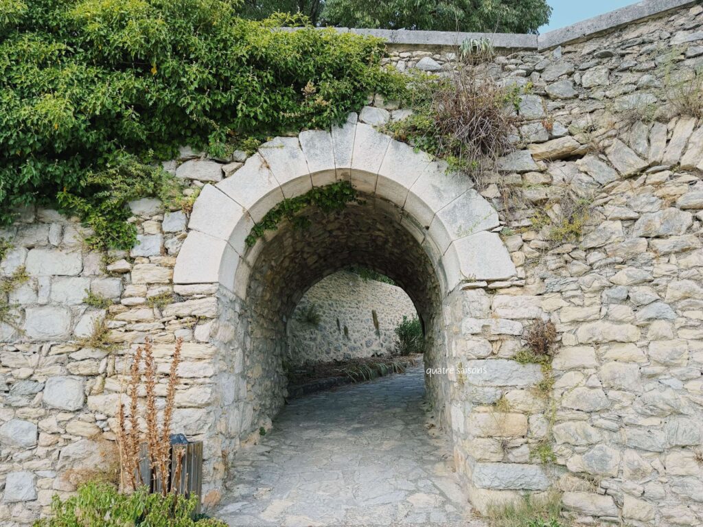 南フランス、リュッサンの休憩の門（Porte des Pauses）