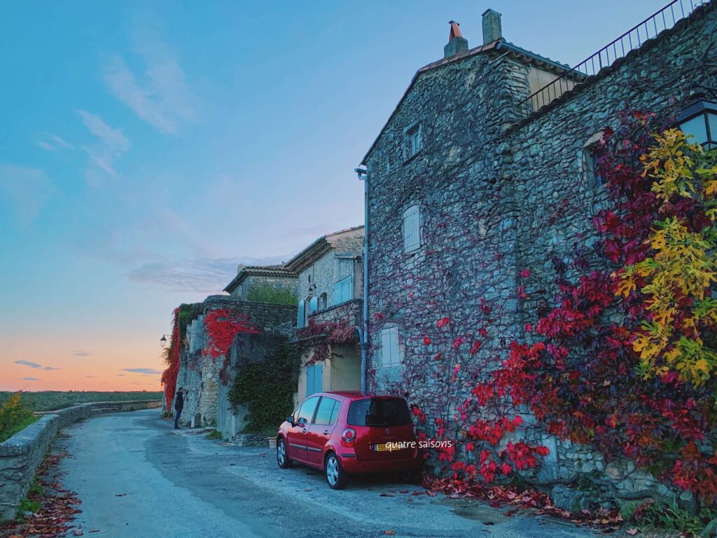 南フランスの村、リュッサンの紅葉