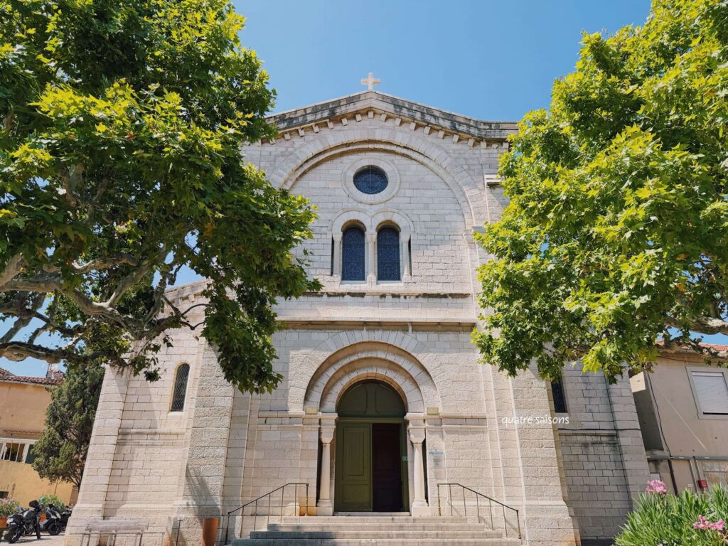 南フランス海辺の街、カシ(Cassis)のサンミッシェル教会 （Eglise Saint Michel de Cassis）