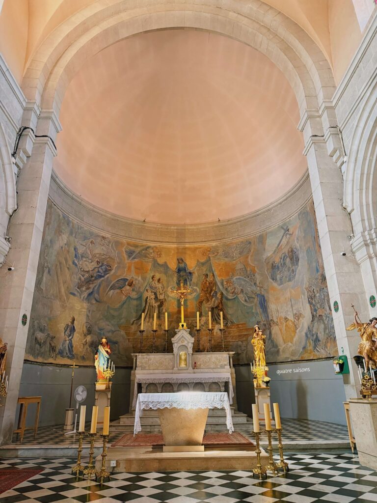 南フランス海辺の街、カシ(Cassis)のサンミッシェル教会 （Eglise Saint Michel de Cassis）