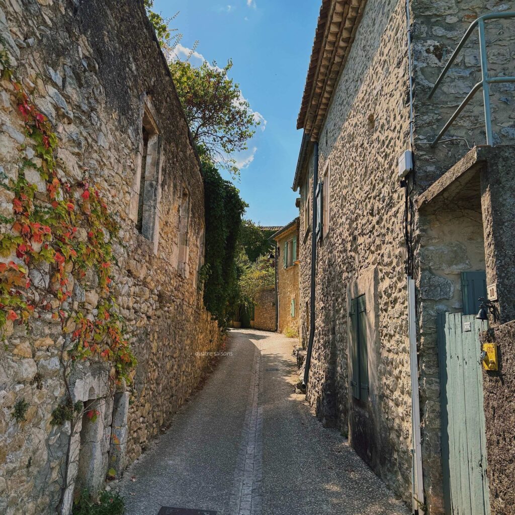 南フランスの村、リュッサンの村の路地