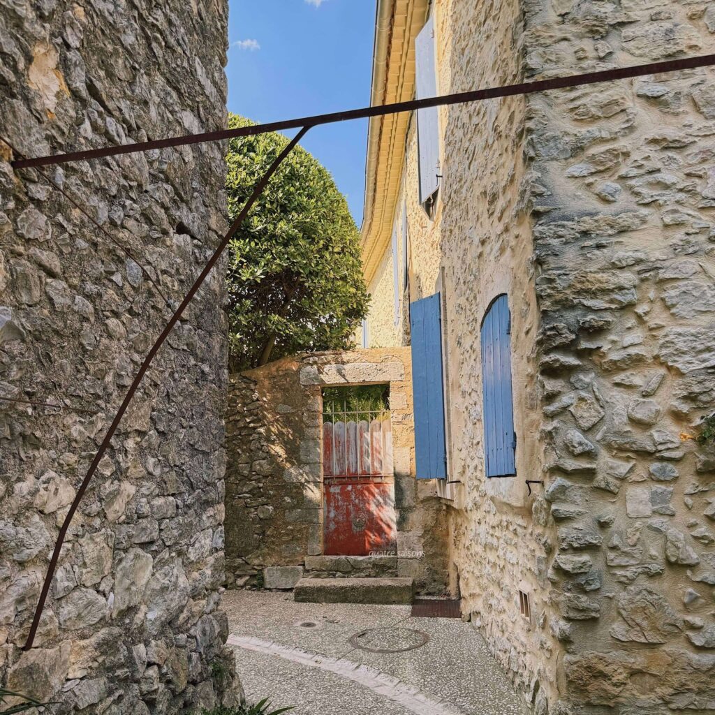 南フランスの村、リュッサンの村の路地