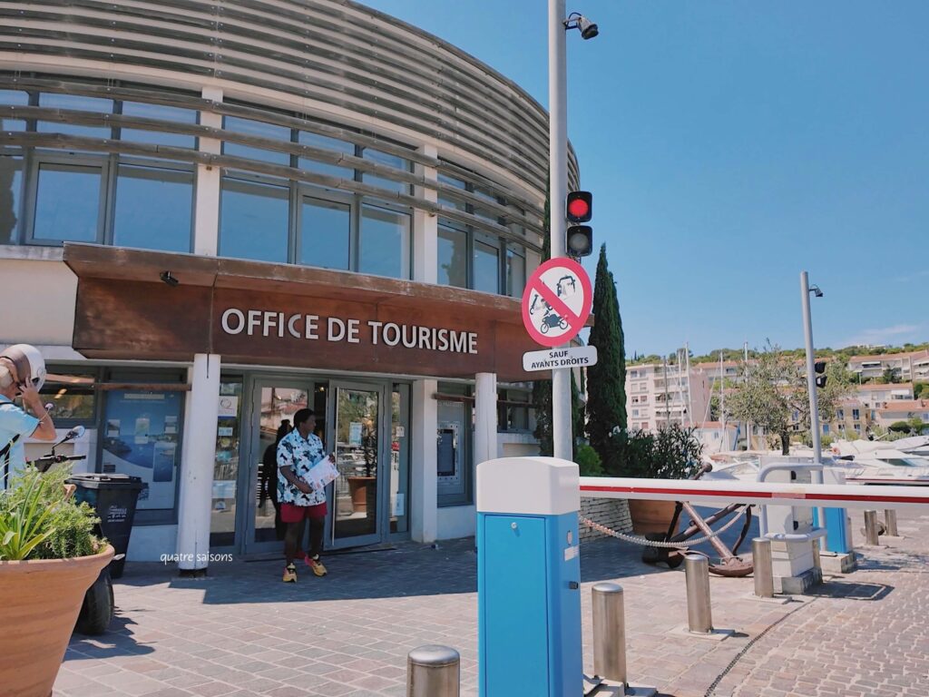 南フランスの海辺の街カシCassisの観光案内所