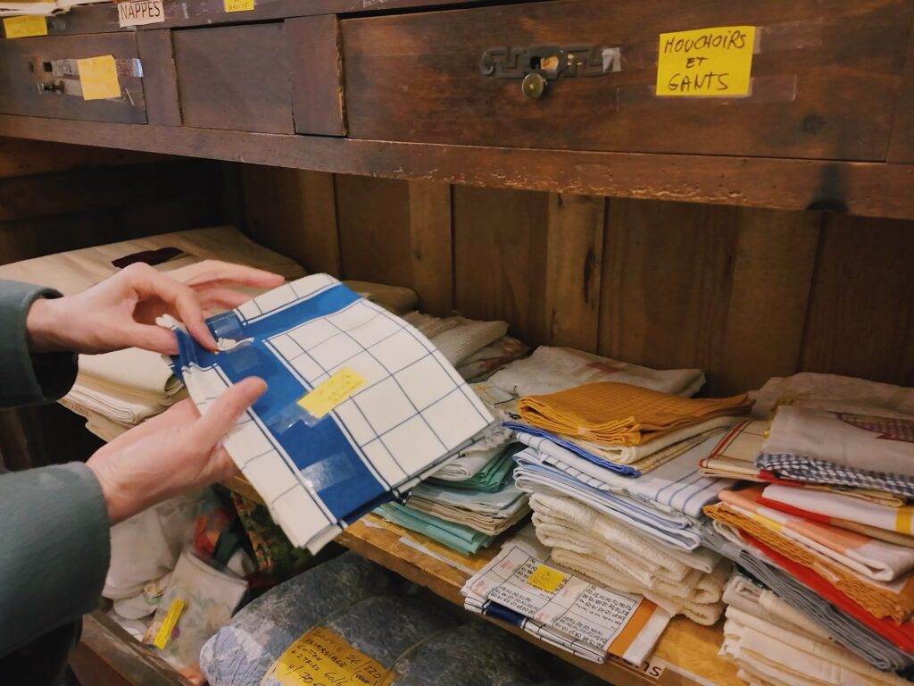 フランス南西部の村、ミルポワのアンティークショップBrocante de la Porte d'Aval