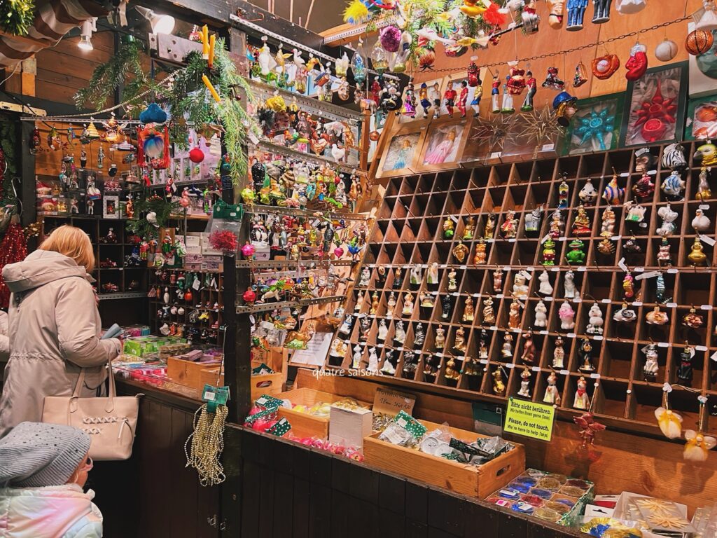 ドイツ、シュトゥットガルトのマルクト広場(Marktplatz)で行われるクリスマスマーケット