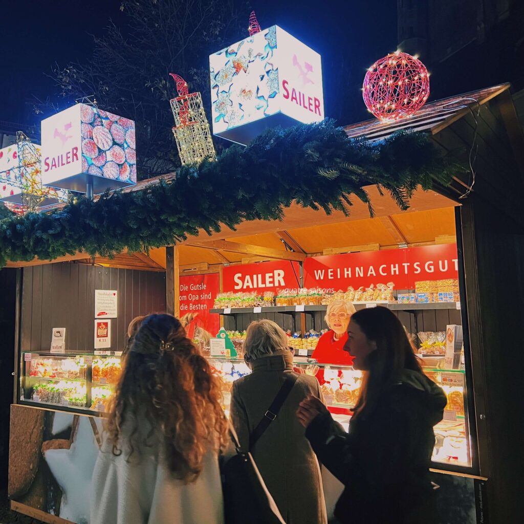 シラー広場(Schillerplatz)で行われるドイツ、シュトゥットガルトのクリスマスマーケット