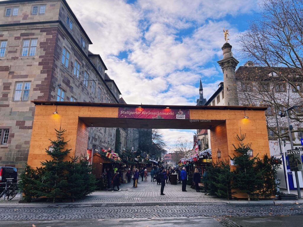 シラー広場(Schillerplatz)で行われるドイツ、シュトゥットガルトのクリスマスマーケット