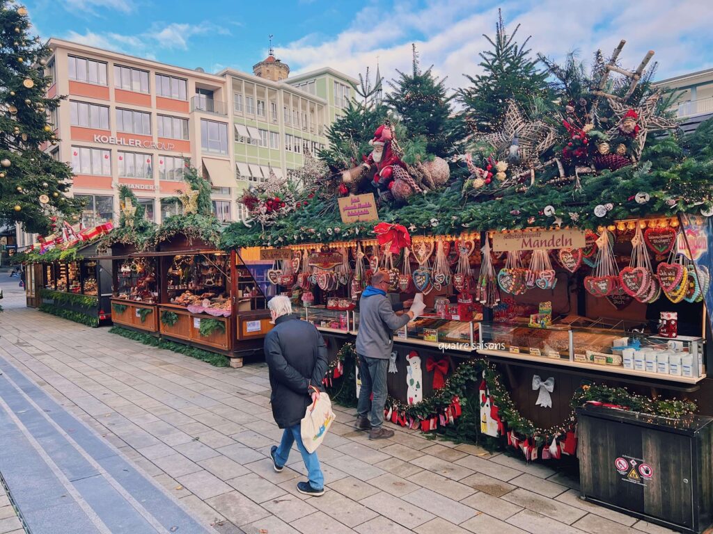 ドイツ、シュトゥットガルトのマルクト広場(Marktplatz)で行われるクリスマスマーケット