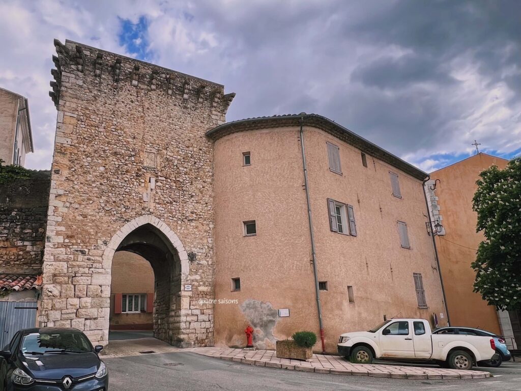南フランスの古代ローマ時代からある村、リエズ(Riez)のサン・ソル門(Porte Saint Sols)