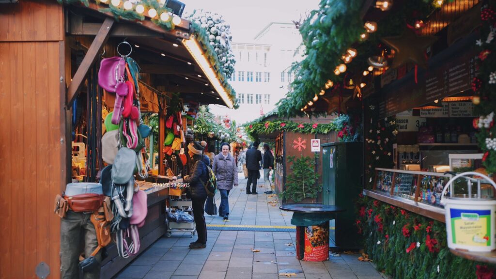 ドイツ、シュトゥットガルトのマルクト広場(Marktplatz)で行われるクリスマスマーケット