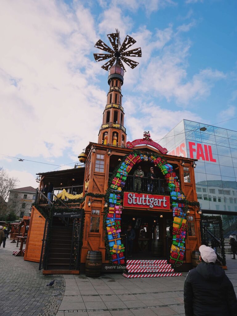 シュロス広場(Schlossplatz)で行われるシュトゥットガルトのクリスマスマーケット
