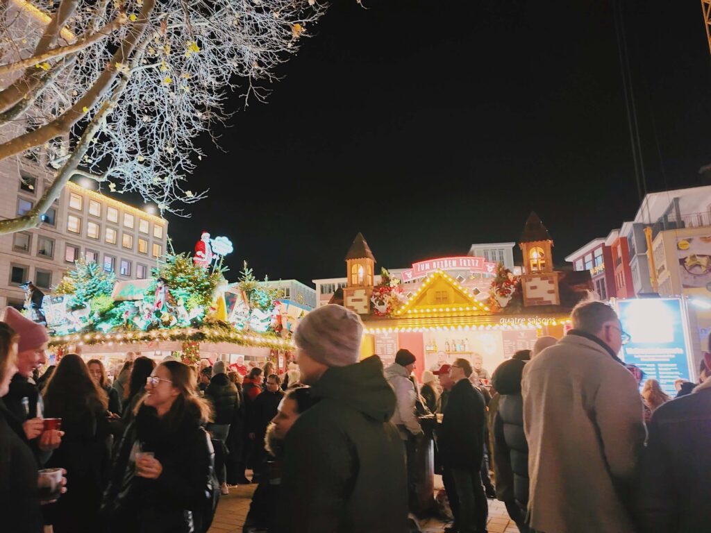 ドイツ、シュトゥットガルトのマルクト広場(Marktplatz)で行われるクリスマスマーケット