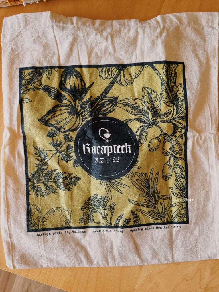エストニア、タリンにあるヨーロッパ最古の薬局で買ったトートバッグ