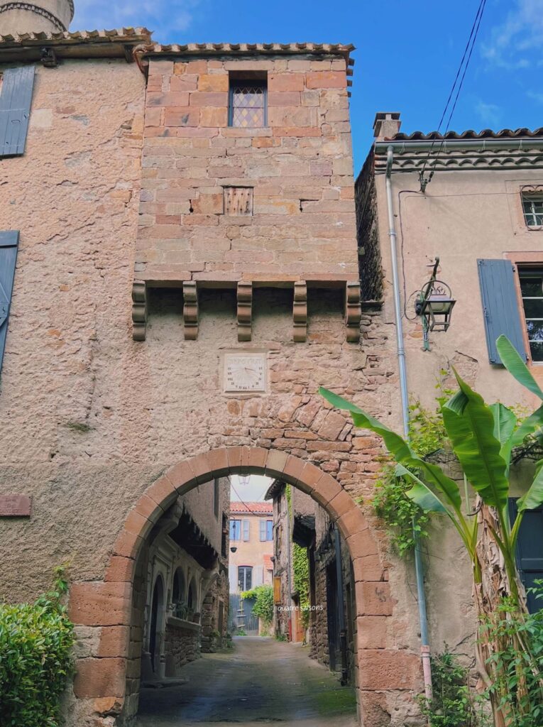 フランス南西部にある村モネスティエにあった3つの門のうちのひとつ(Porte de Monestiés)