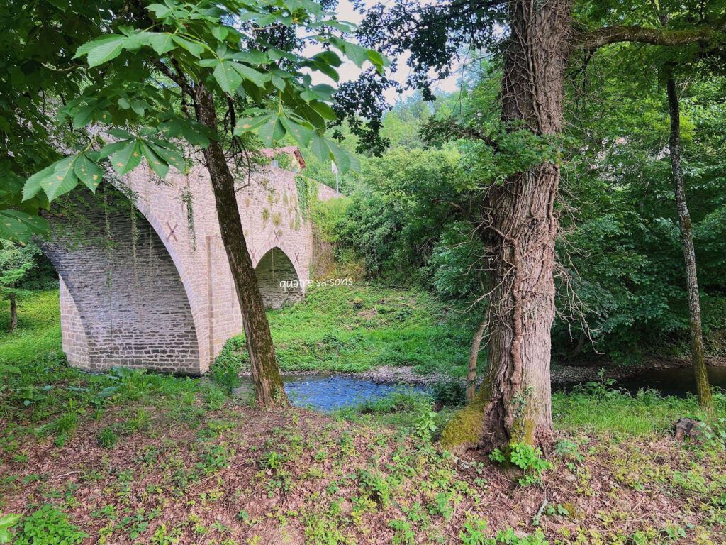 フランス南西部の村、モネスティエにあるグロック橋(Pont du Groc)