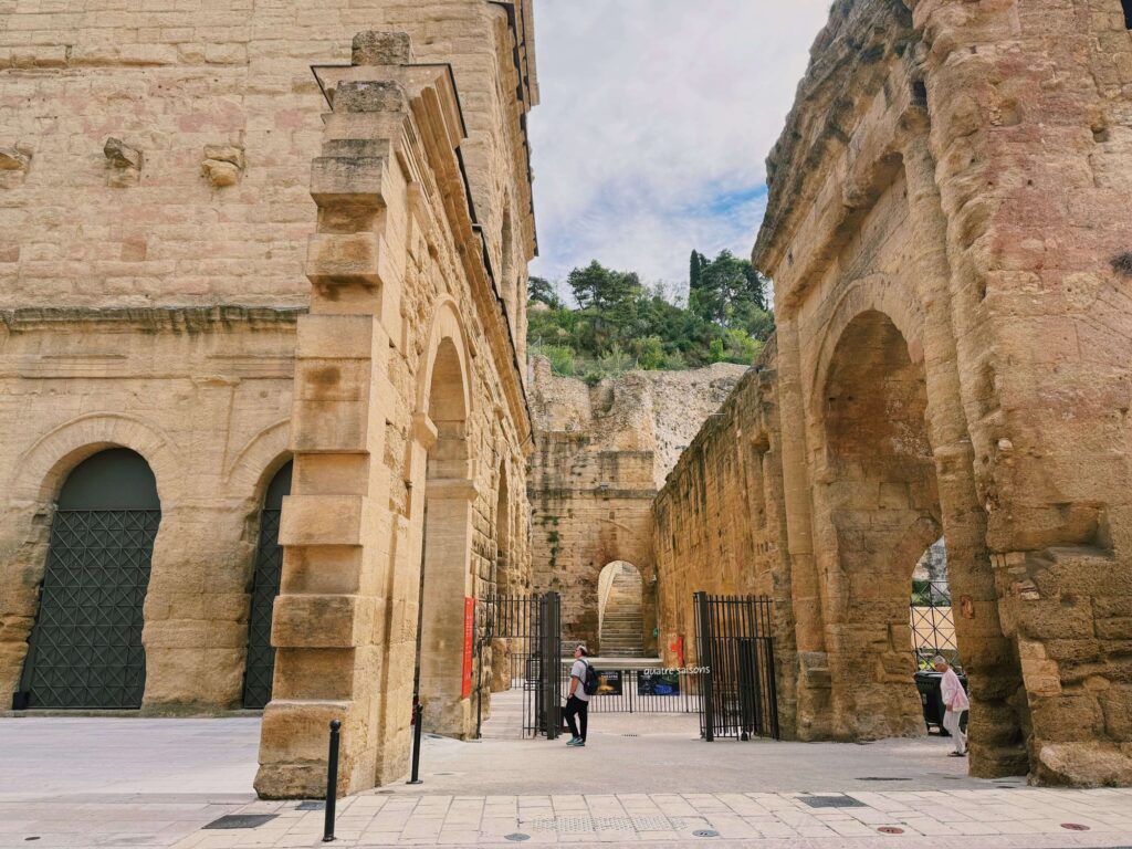 南フランスの街、オランジュの古代劇場