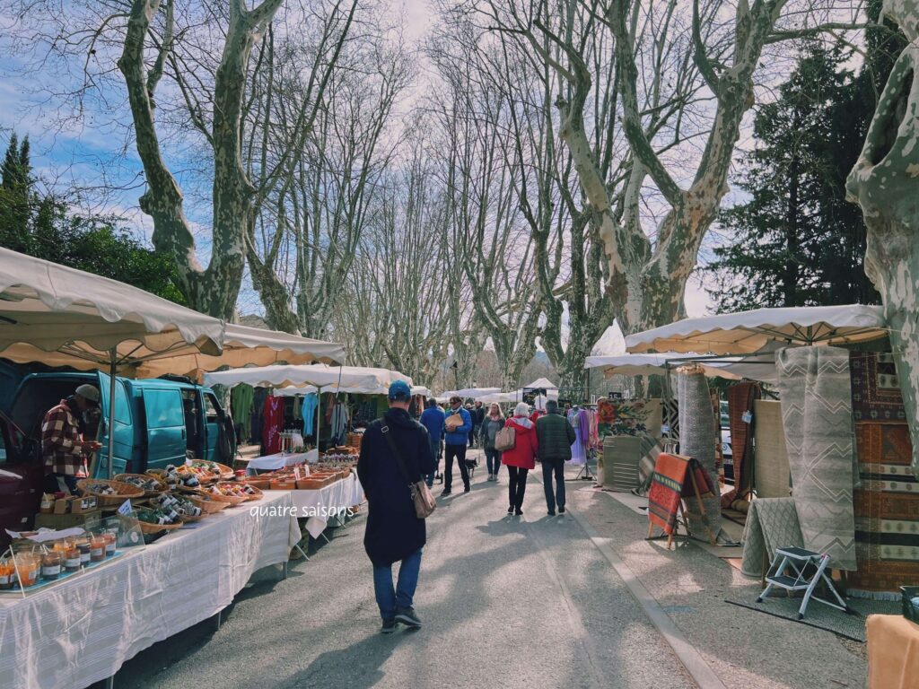 南フランスの村、ルールマランのマルシェ