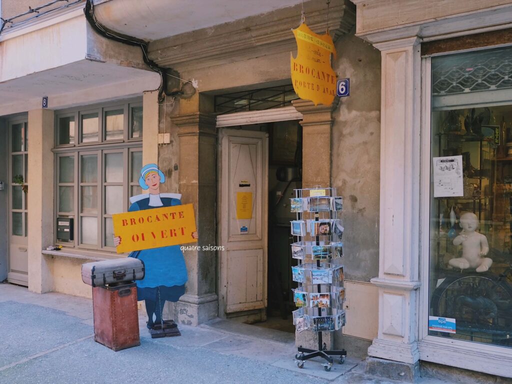 フランス南西部の村、ミルポワのアンティークショップBrocante de la Porte d'Aval