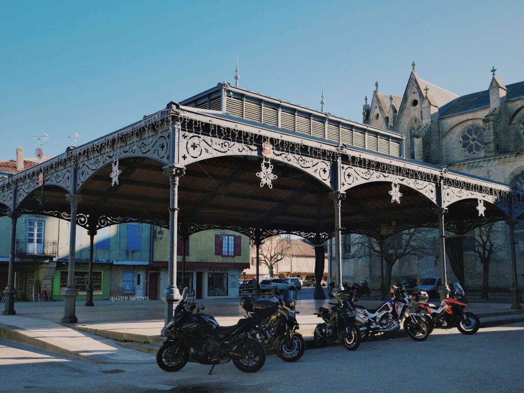 フランス南西部の村ミルポワにあるマルシェが行われるホール