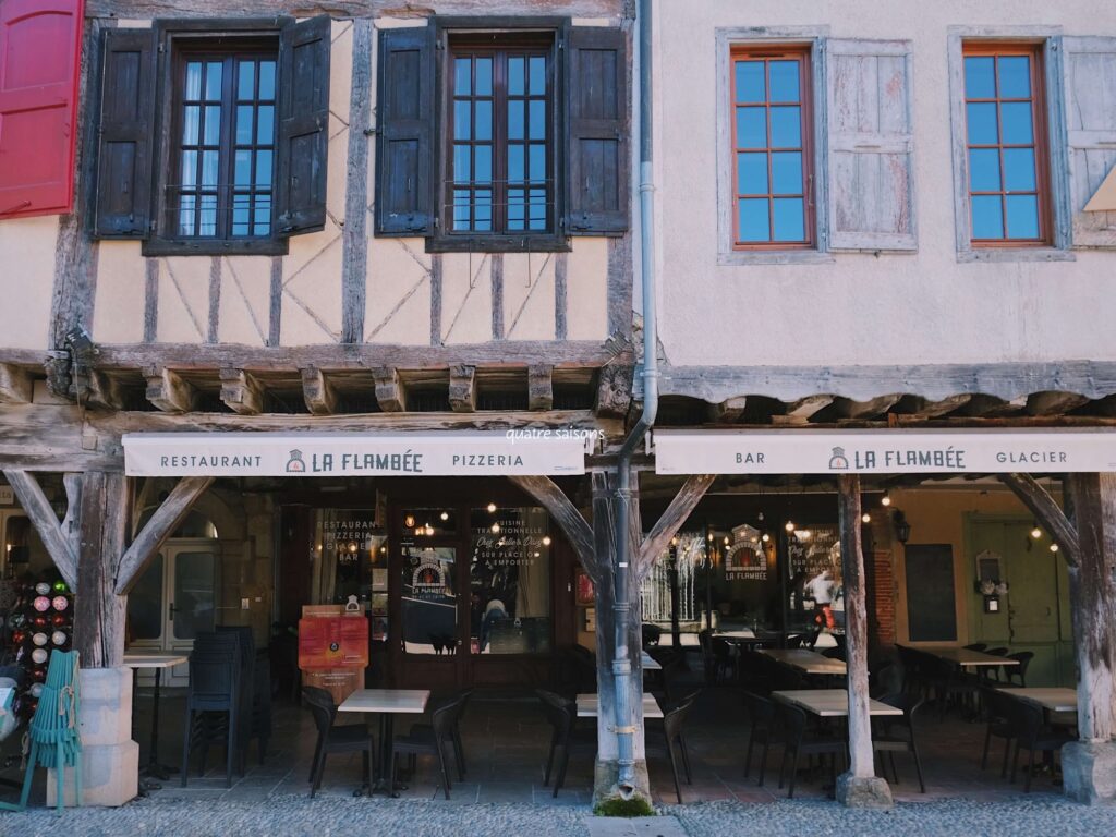 フランス南西部の村、ミルポワのマレシャル・ルクレール広場にある屋根付き通路