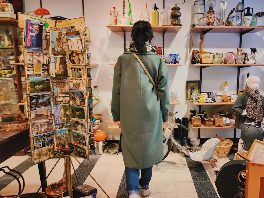 フランス南西部の村、ミルポワのアンティークショップBrocante de la Porte d'Aval