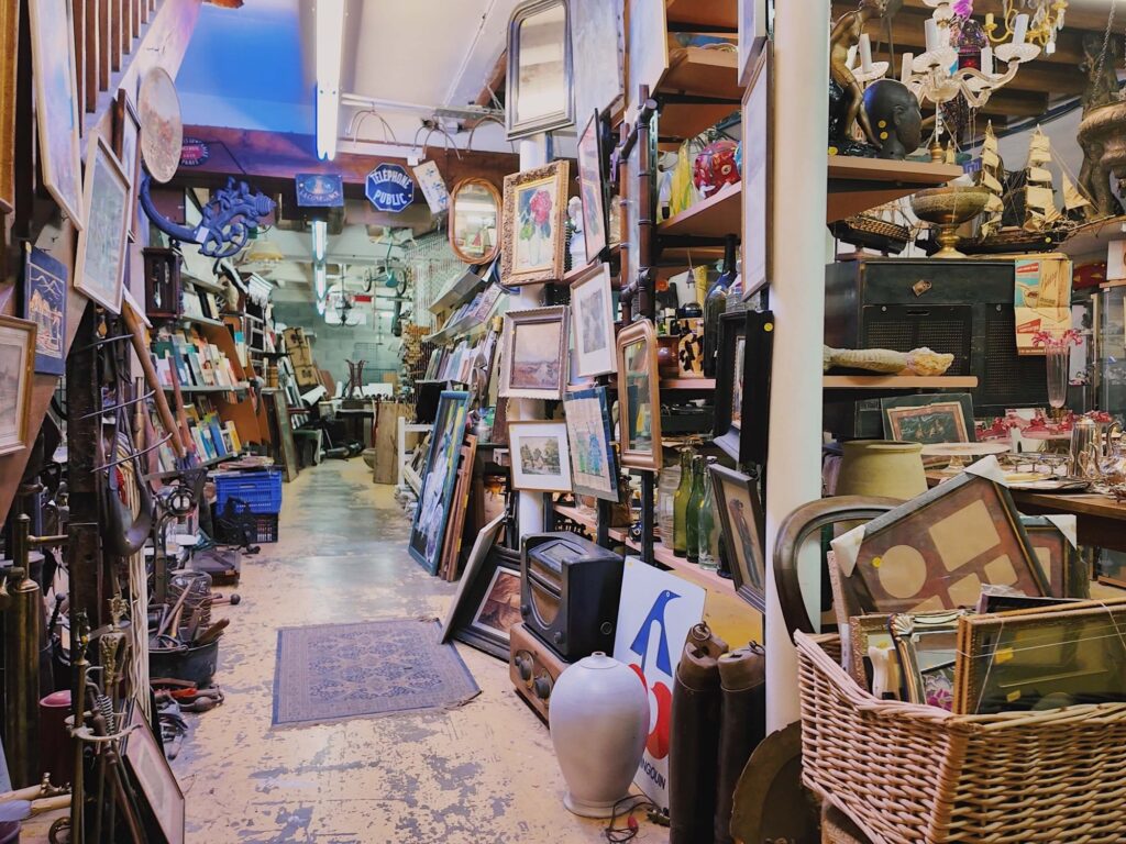 フランス南西部の村、ミルポワのアンティークショップBrocante de la Porte d'Aval
