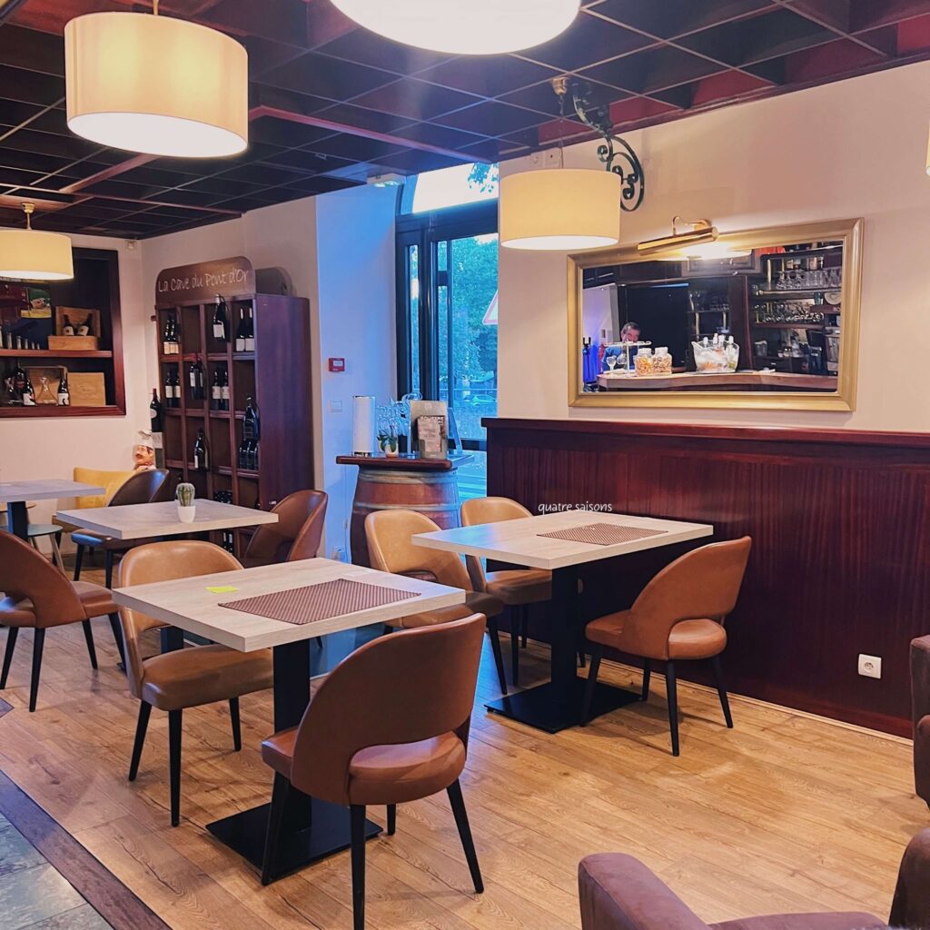 フランス南西部、フィジャックのレストランRestaurant Le Pont d'Orでの食事