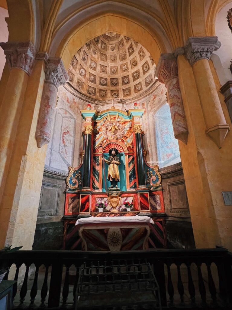フランス南西部の街、フィジャックのノートルダム・デュ・ピュイ教会(Église catholique Notre-Dame-du-Puy à Figeac)