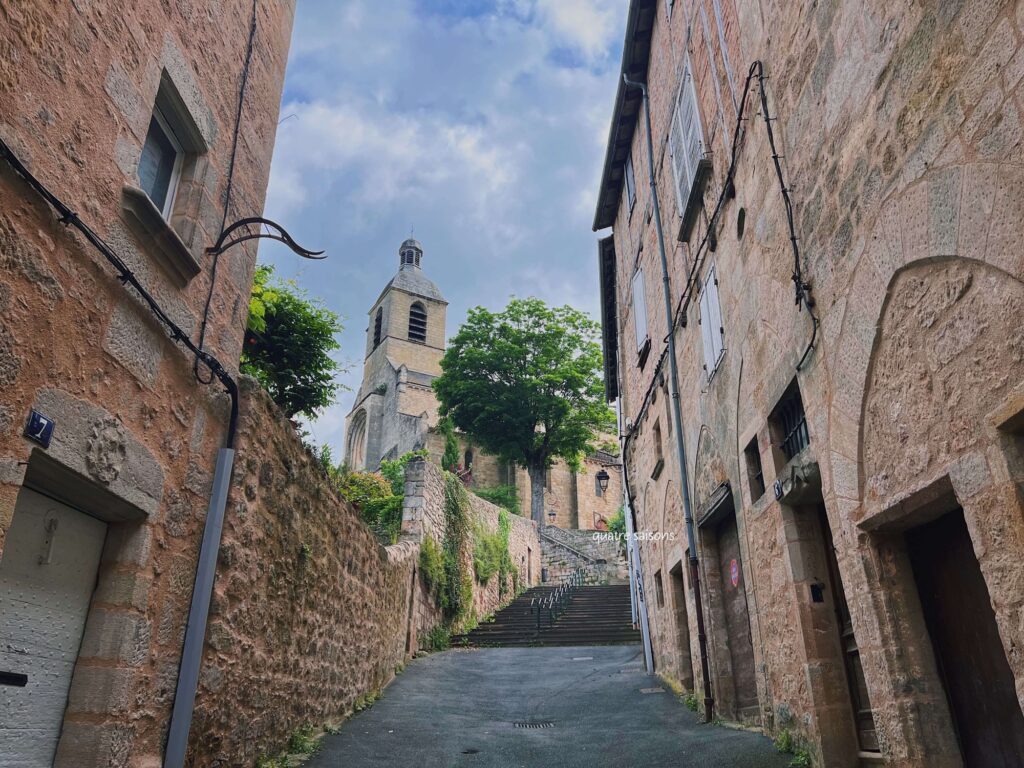 フランス南西部の街、フィジャックのノートルダム・デュ・ピュイ教会(Église catholique Notre-Dame-du-Puy à Figeac)