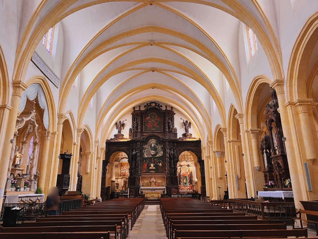 フランス南西部の街、フィジャックのノートルダム・デュ・ピュイ教会(Église catholique Notre-Dame-du-Puy à Figeac)