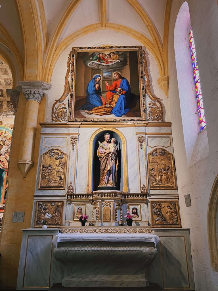 フランス南西部の街、フィジャックのノートルダム・デュ・ピュイ教会(Église catholique Notre-Dame-du-Puy à Figeac)