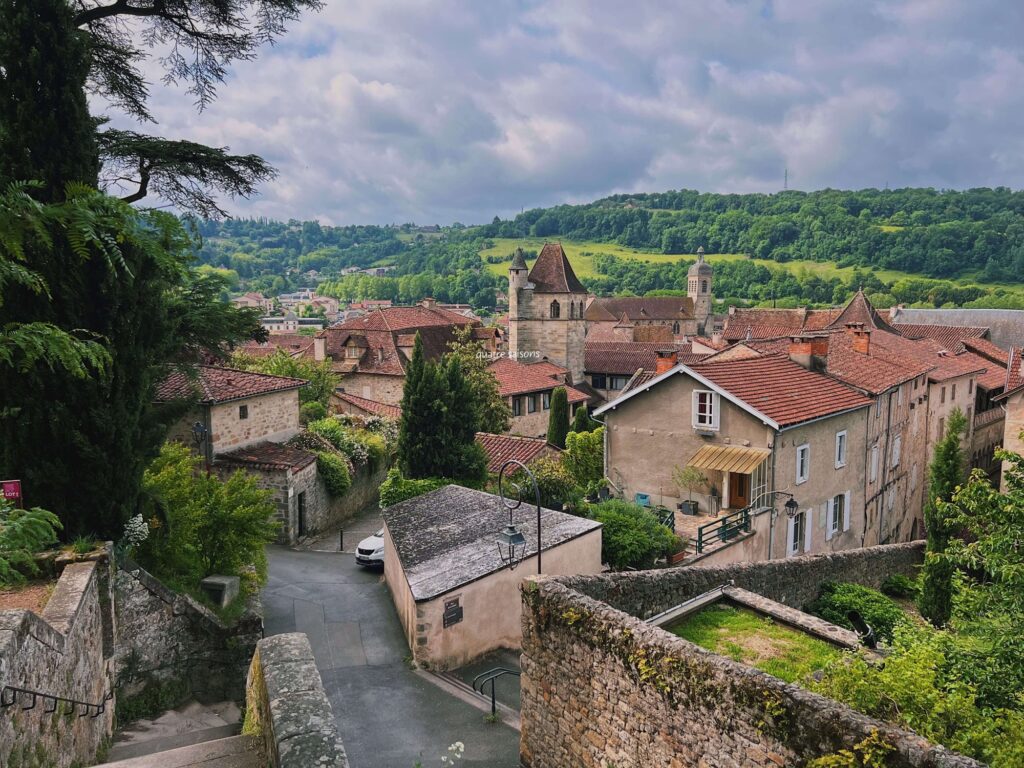 フランス南西部の街、フィジャックのノートルダム・デュ・ピュイ教会(Église catholique Notre-Dame-du-Puy à Figeac)