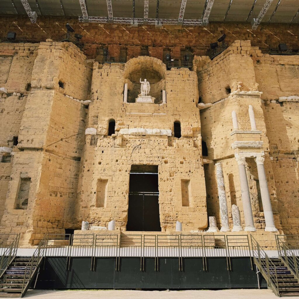 南フランスの街、オランジュの古代劇場