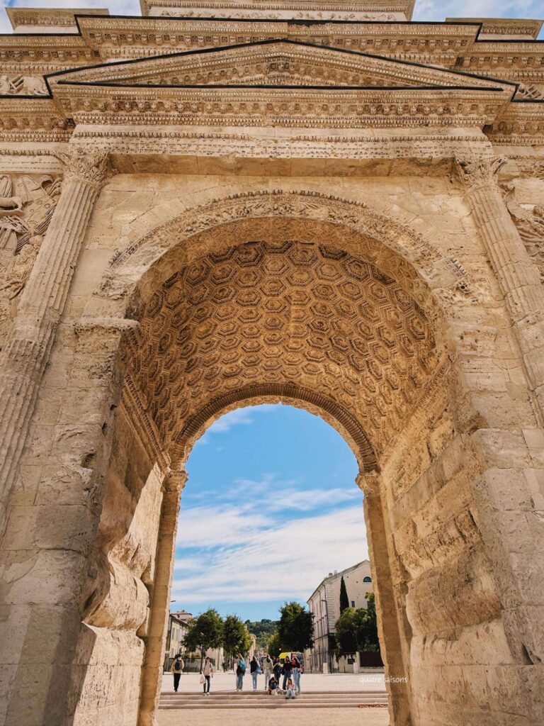 南フランスの街、オランジュの凱旋門