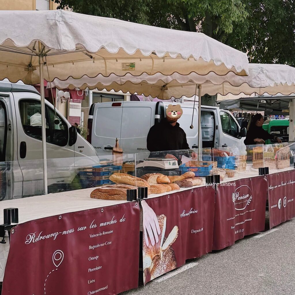 南フランスの街、オランジュのマルシェで買い物をしたパン屋さん