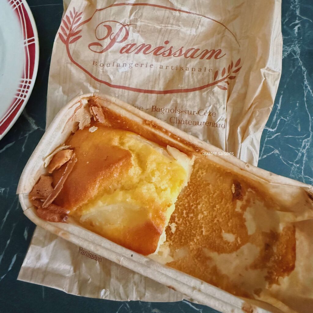 南フランスの街、オランジュのマルシェで買い物をしたパン屋さん