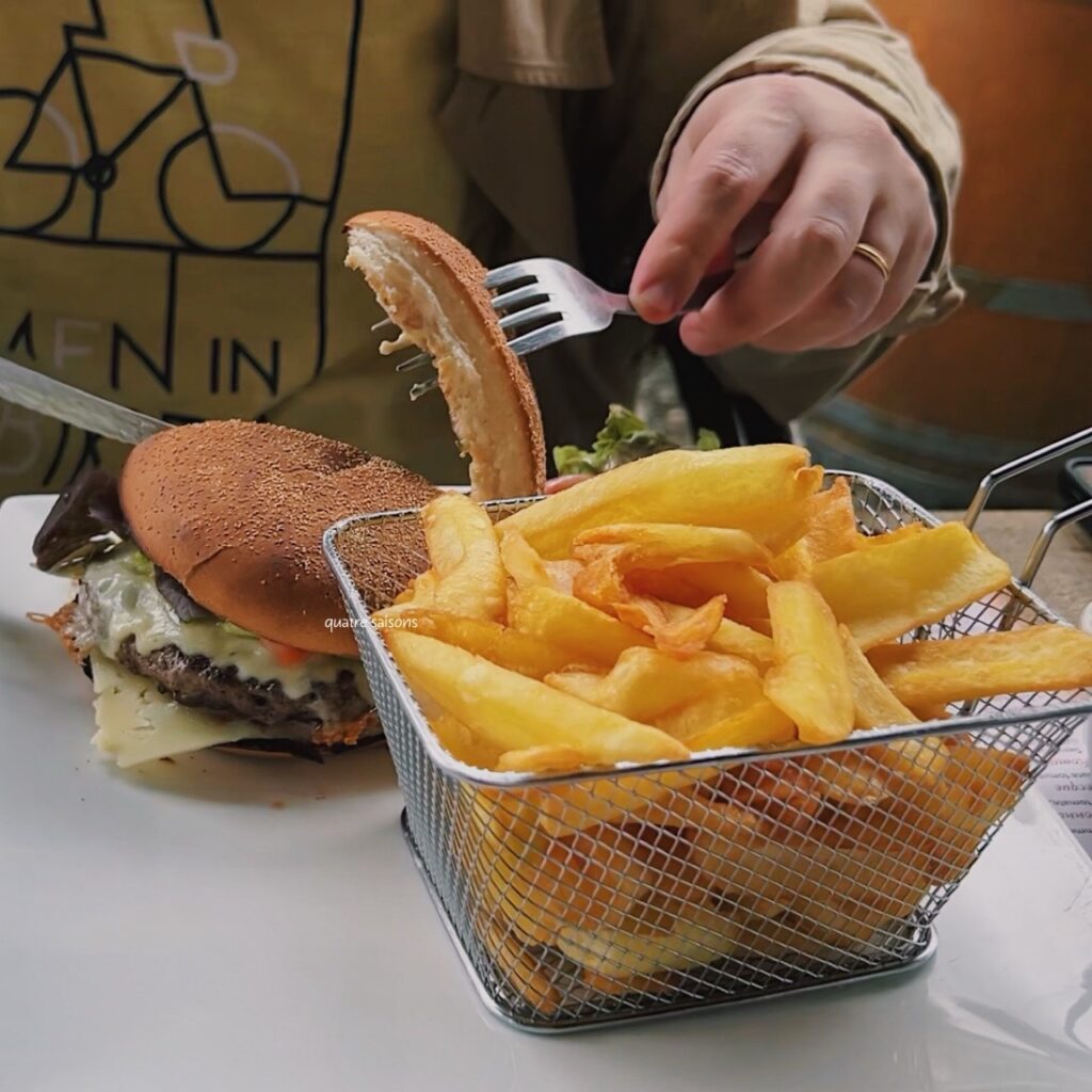 フランス南西部の美しい村、サンコームドルトで利用したレストラン、brasserie du theron。