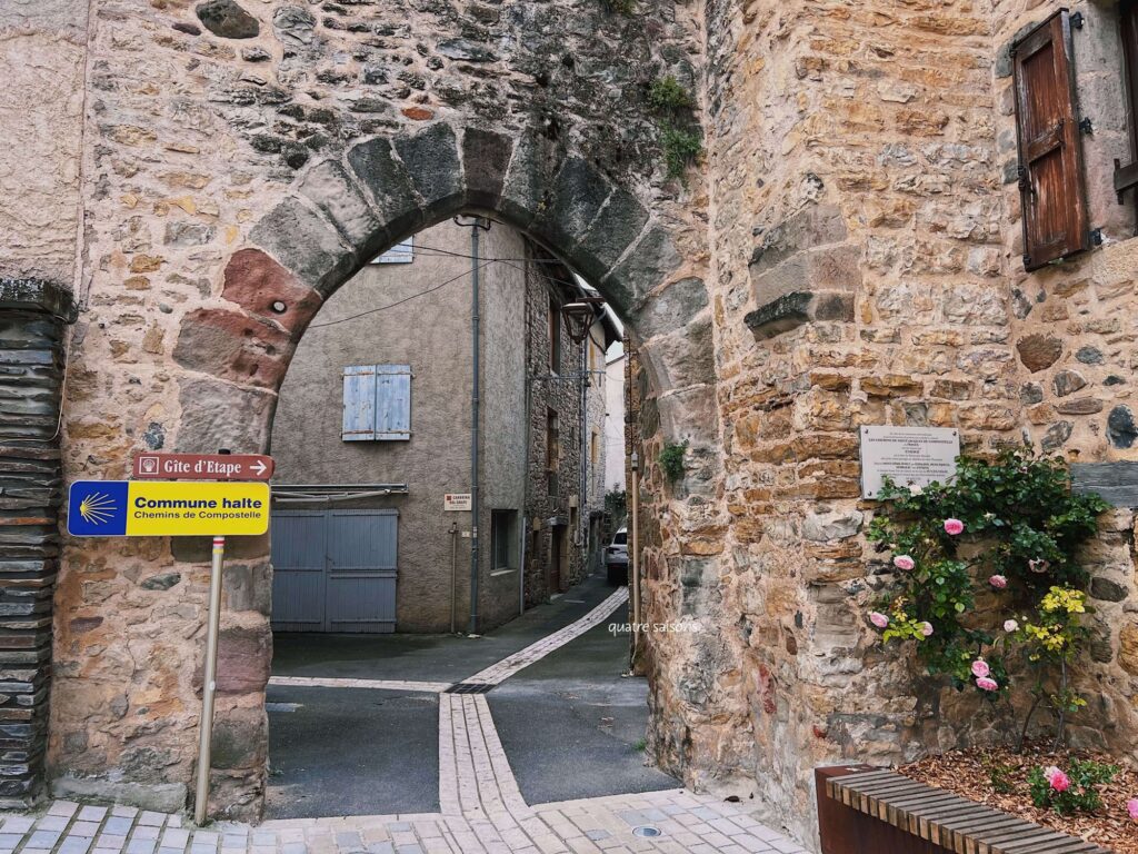 フランス南西部の美しい村、サンコームドルトのポルトヌーヴporte neuve