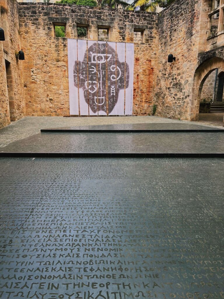 フランス南西部の街、フィジャックにある文字の広場(La place des écritures)