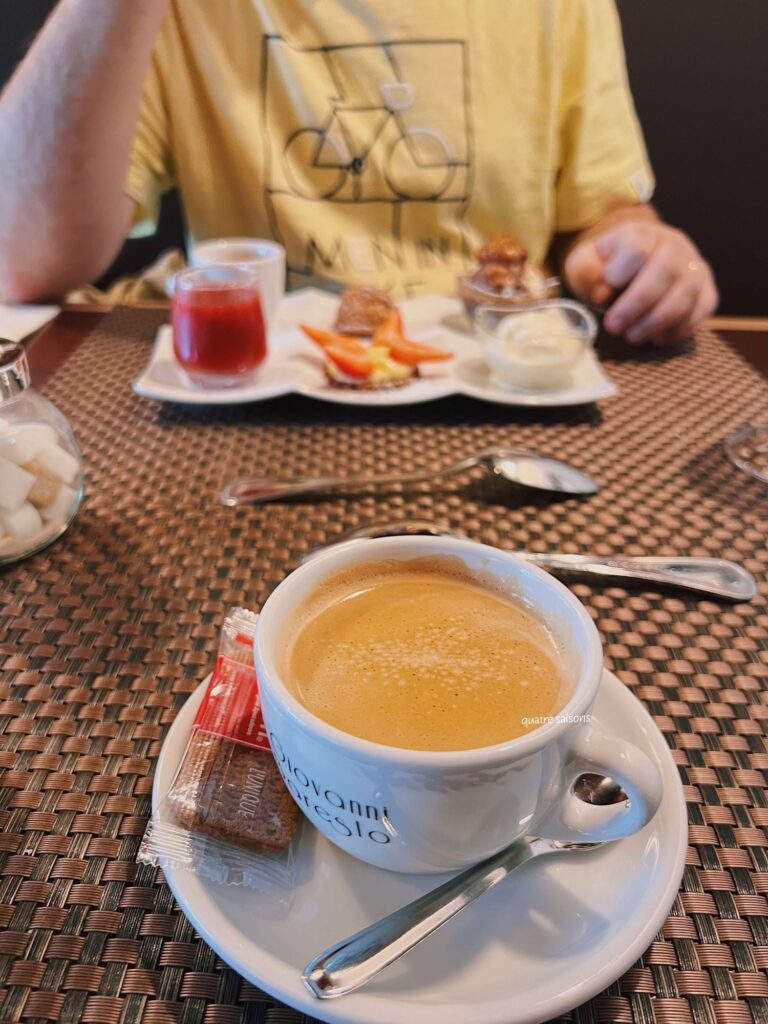フランス南西部、フィジャックのレストランRestaurant Le Pont d'Orでの食事