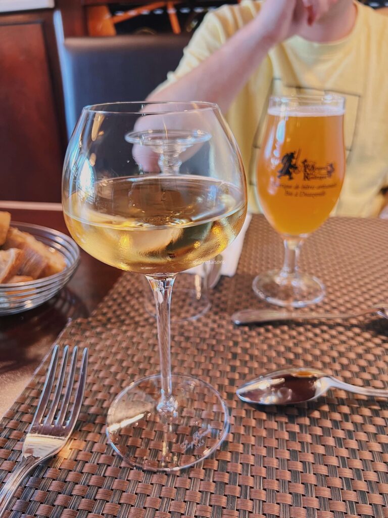 フランス南西部、フィジャックのレストランRestaurant Le Pont d'Orでの食事