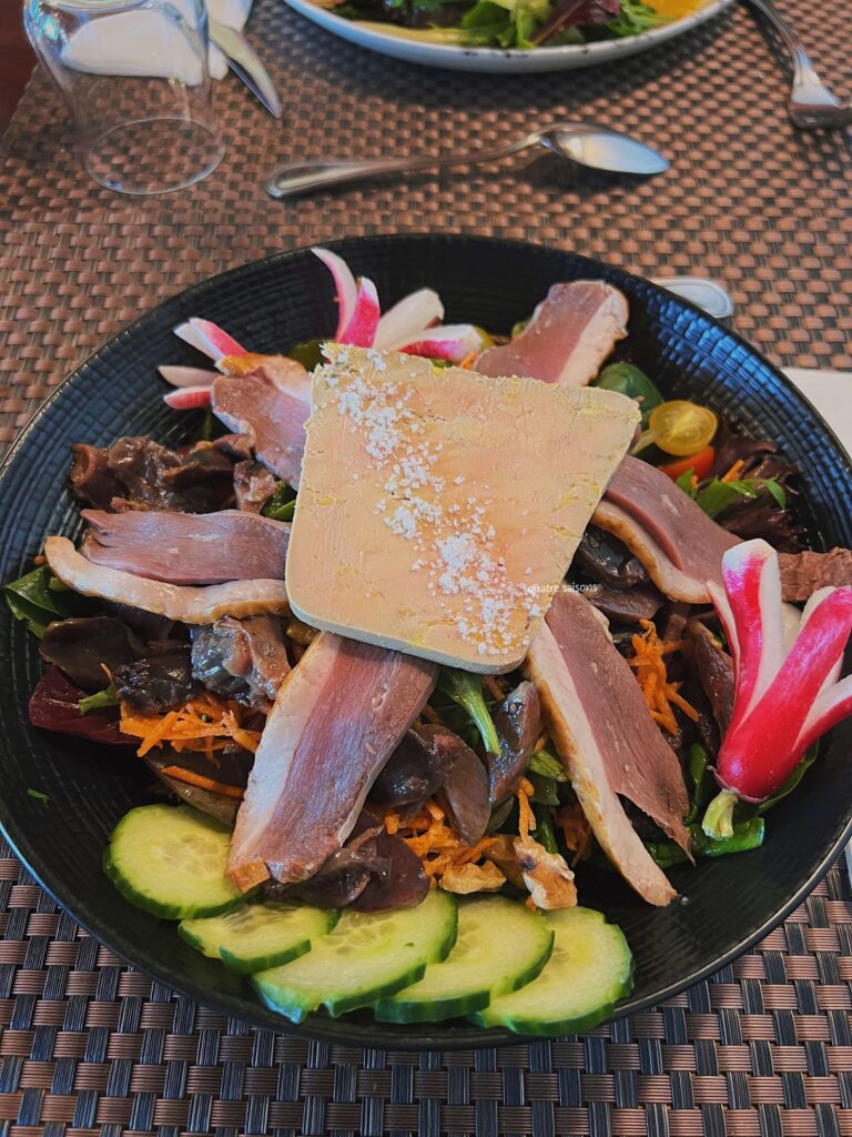 フランス南西部、フィジャックのレストランRestaurant Le Pont d'Orでの食事