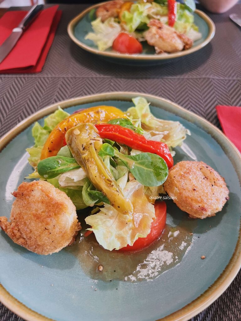 フランス南西部の美しい村、カプドナックのレストランLe Relay De La Tour