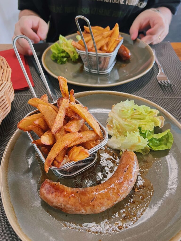 フランス南西部の美しい村、カプドナックのレストランLe Relay De La Tour