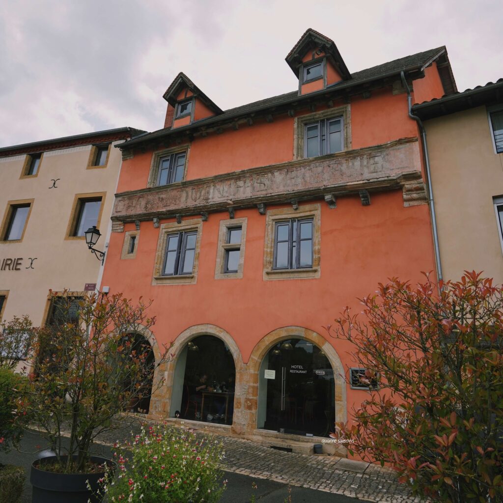 フランス南西部の美しい村、カプドナックのレストランLe Relay De La Tour