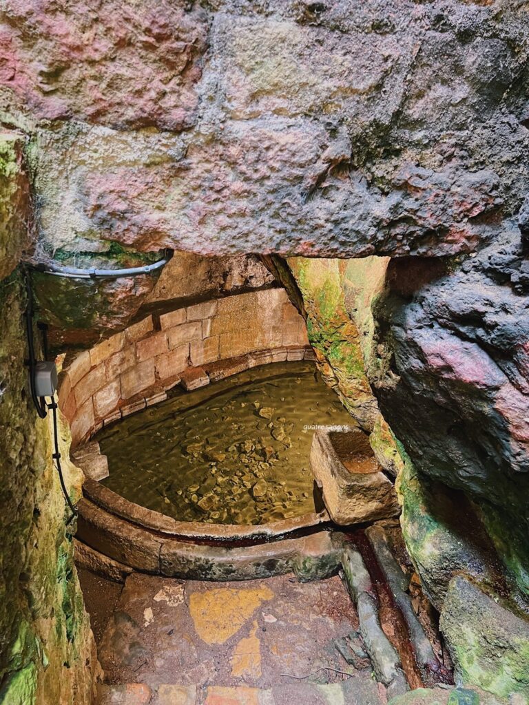 フランス南西部の街、カプドナックにあるイギリスの泉(Fontaine des Anglais)